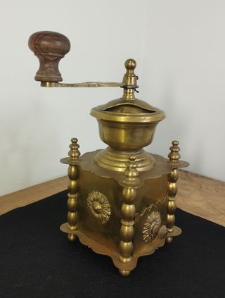 Antigua Molino de Café de Bronce