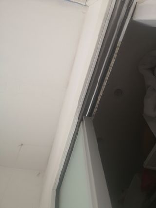 Puerta corredera con guia corredera