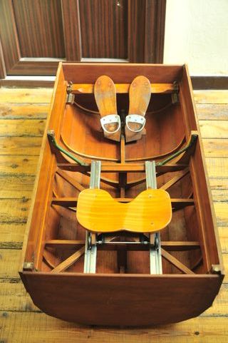 Mesa de centro a partir de banco de remos antiguo