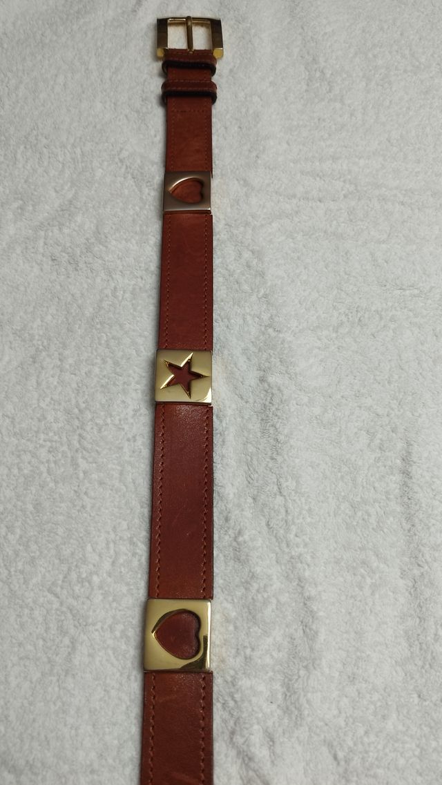 Cinturón de Piel con adornos dorados