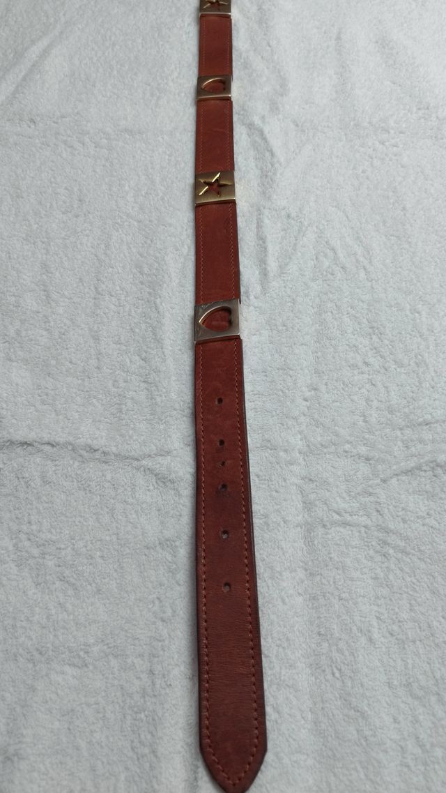 Cinturón de Piel con adornos dorados