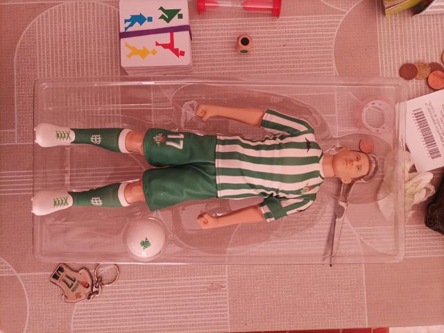 Muñeco figura. Viene también con la caja