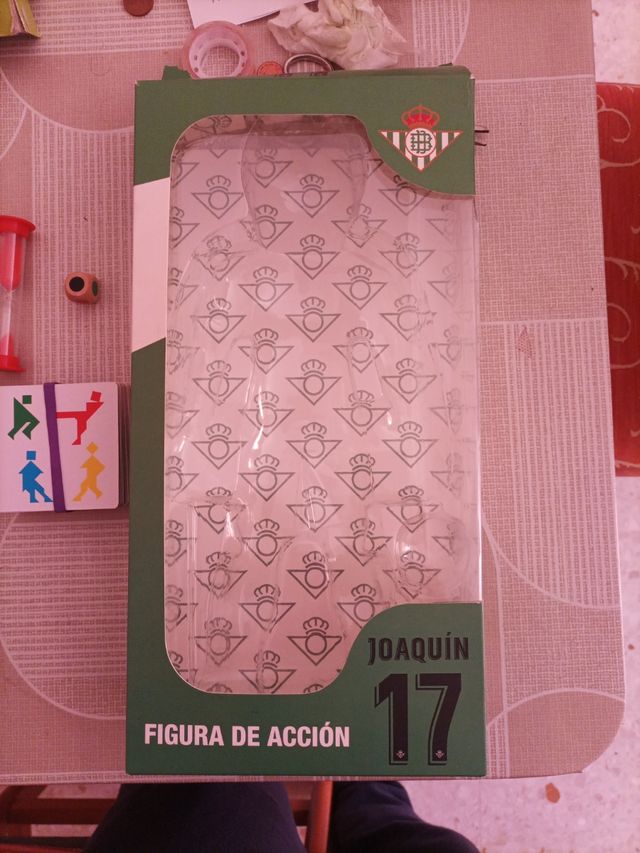 Muñeco figura. Viene también con la caja