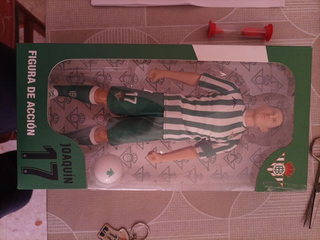 Muñeco figura. Viene también con la caja