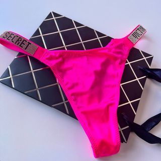 Tanga fucsia Victoria Secret