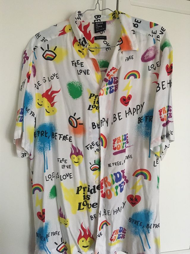 Camisa corta arcoiris Pride love estampada