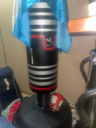 saco de boxeo y guantes