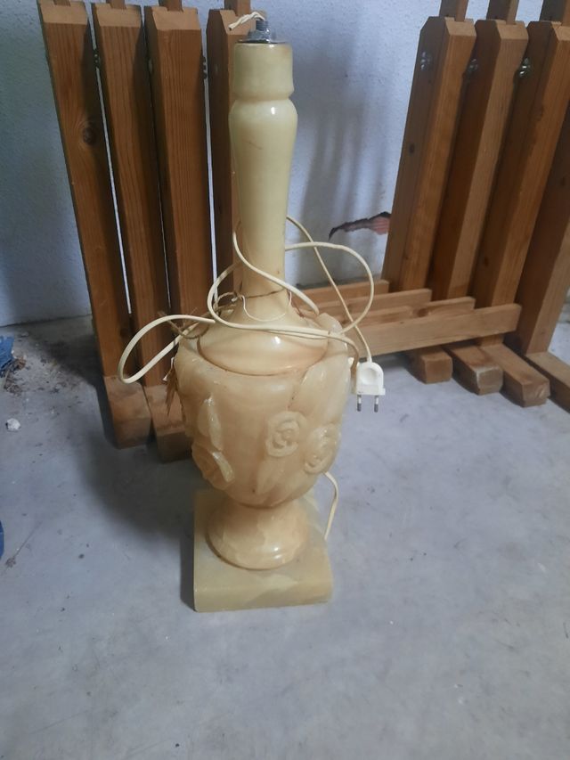 Lampada da terra antica in alabastro
