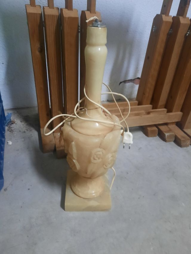 Lampada da terra antica in alabastro
