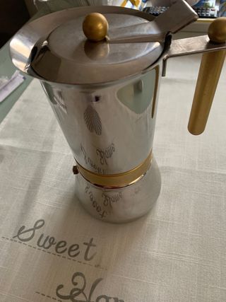 caffettiera acciaio e oro da 6 tazze