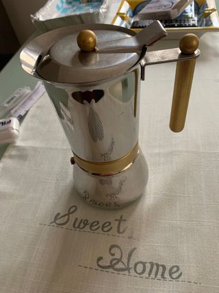 caffettiera acciaio e oro da 6 tazze