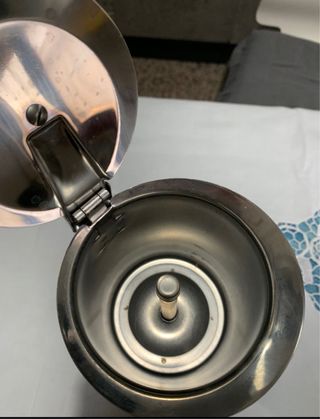 caffettiera acciaio e oro da 6 tazze