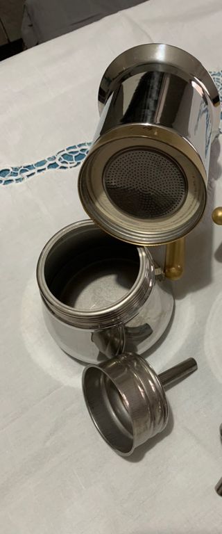 caffettiera acciaio e oro da 6 tazze