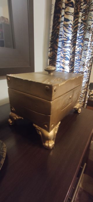 Cofre de madera pintado en dorado.
