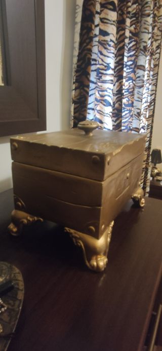 Cofre de madera pintado en dorado.