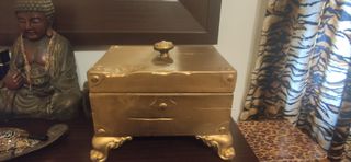 Cofre de madera pintado en dorado.