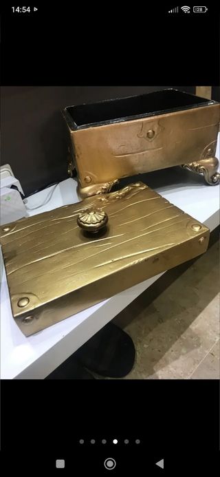 Cofre de madera pintado en dorado.