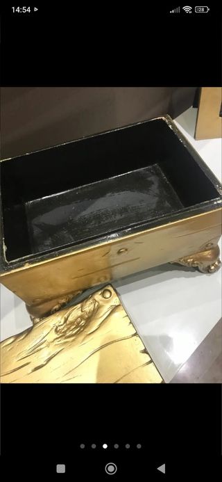 Cofre de madera pintado en dorado.