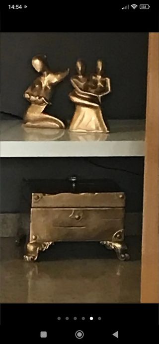 Cofre de madera pintado en dorado.