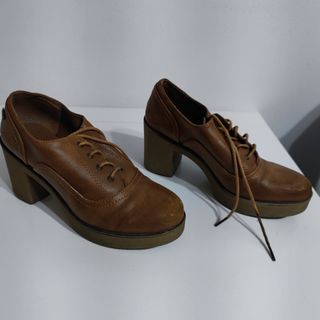 Zapatos marrones Mustang plataforma