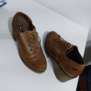 Zapatos marrones Mustang plataforma