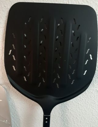 PALA PARA PIZZA PERFORADA- CARBON DE ALTA CALIDAD
