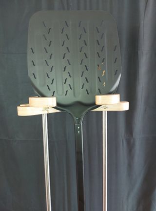 PALA PARA PIZZA PERFORADA- CARBON DE ALTA CALIDAD