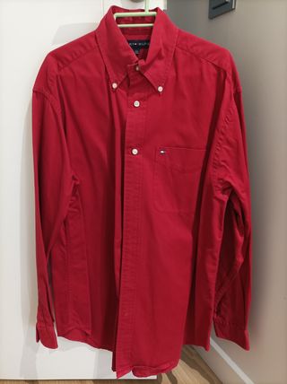 Camisa Tommy roja.