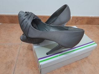 Zapatos tacón  color gris 
