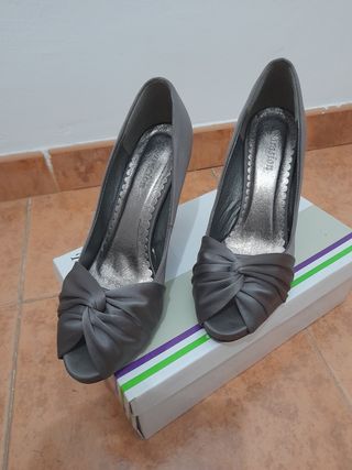 Zapatos tacón  color gris 