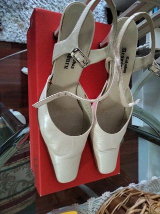 Zapatos color crema Dansi 39. Tacón medio