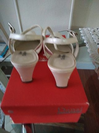 Zapatos color crema Dansi 39. Tacón medio