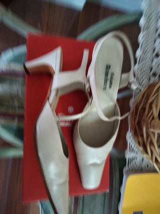 Zapatos color crema Dansi 39. Tacón medio