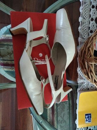 Zapatos color crema Dansi 39. Tacón medio