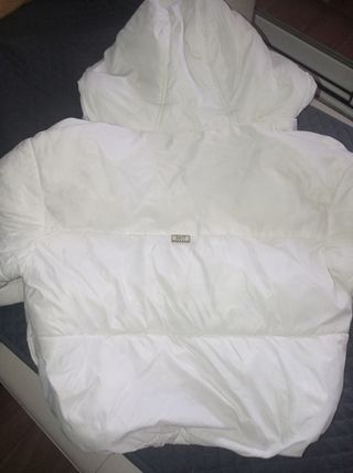 Anorak blanco corto de chica.