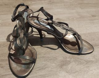 Sandalias doradas de tacón. Pura López