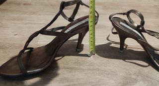 Sandalias doradas de tacón. Pura López