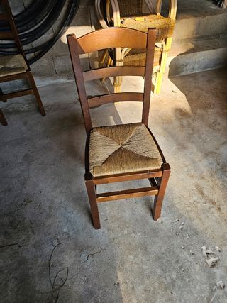 Sillas y mesas de madera