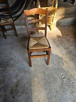 Sillas y mesas de madera