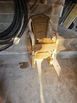 Sillas y mesas de madera