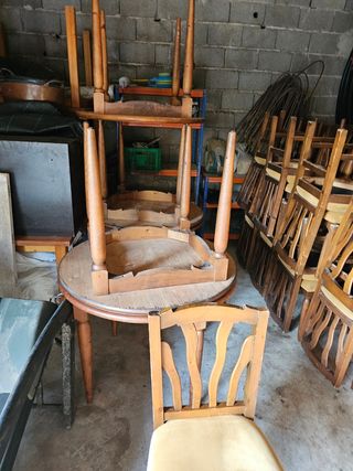 Sillas y mesas de madera