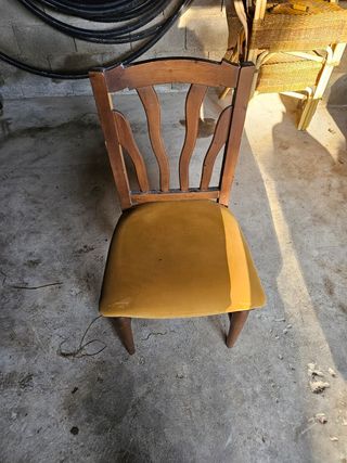 Sillas y mesas de madera