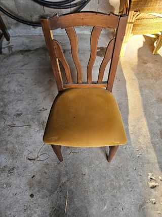 Sillas y mesas de madera