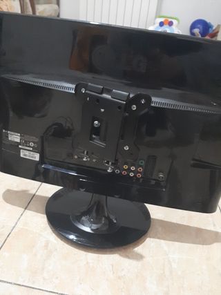 Tele LG pequeña con rack