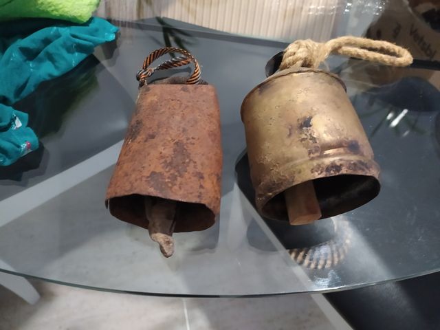 Cencerros antiguos, 20 euros las dos piezas.