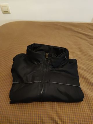 Sudadera negra gorro oculto en cuello