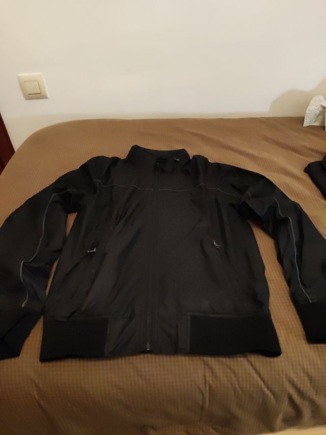 Sudadera negra gorro oculto en cuello