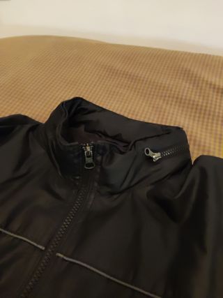 Sudadera negra gorro oculto en cuello