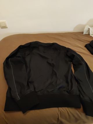 Sudadera negra gorro oculto en cuello