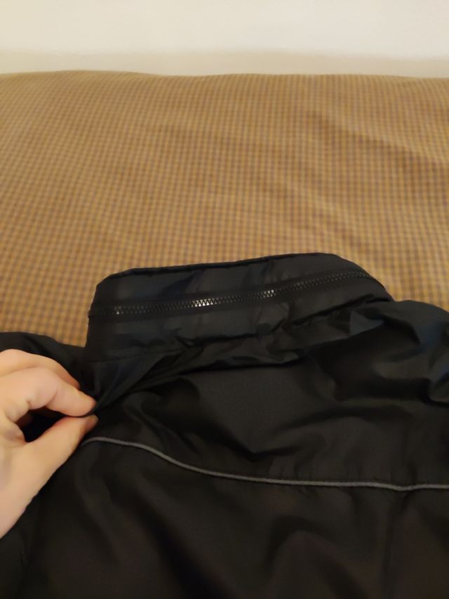 Sudadera negra gorro oculto en cuello